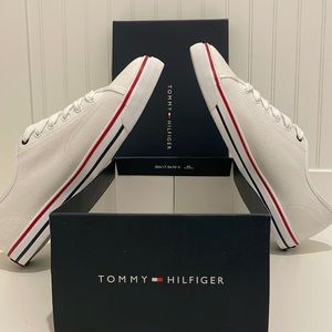 New with box Tommy Hilfiger Oryana Sneaker
